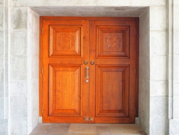 5 techniques pour améliorer l'isolation d'une porte en bois